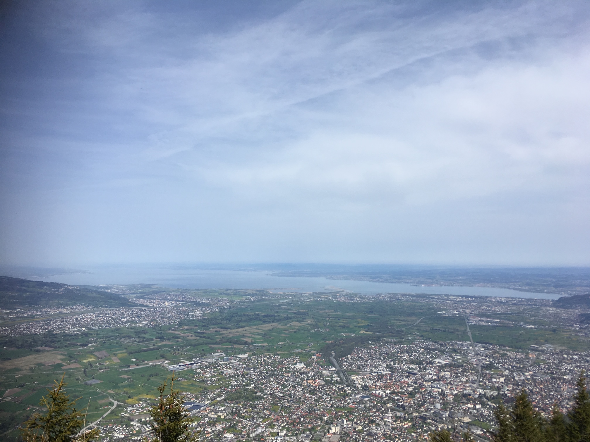 Blick vom Karren auf Dornbirn, Rheintal und Bodensee © Verena Dörler